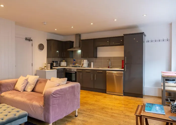 Cute 1 Bed Apartment 2 Mins From The Sea - Sleeps 4, Flat 8 The Gables, Church Street, Lyme Regis