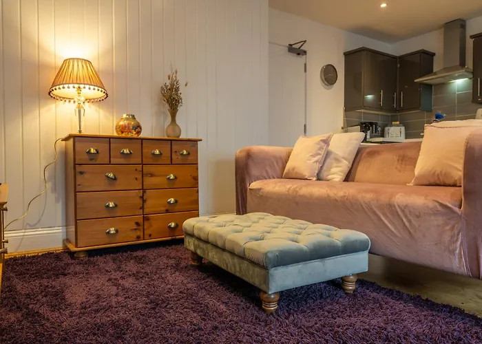 Cute 1 Bed Apartment 2 Mins From The Sea - Sleeps 4, Flat 8 The Gables, Church Street, Lyme Regis