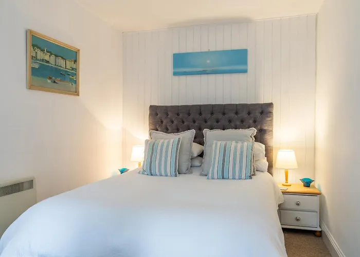 Cute 1 Bed Apartment 2 Mins From The Sea - Sleeps 4, Flat 8 The Gables, Church Street, Lyme Regis