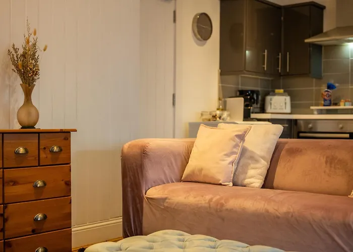 Cute 1 Bed Apartment 2 Mins From The Sea - Sleeps 4, Flat 8 The Gables, Church Street, Lyme Regis